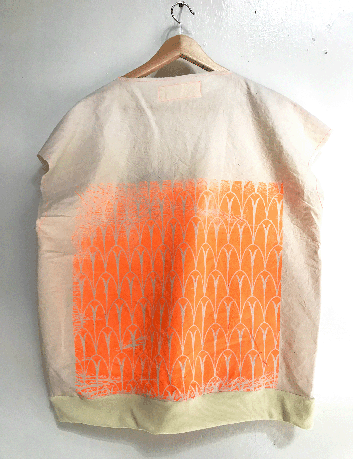 Sleeveless TIME STAU white